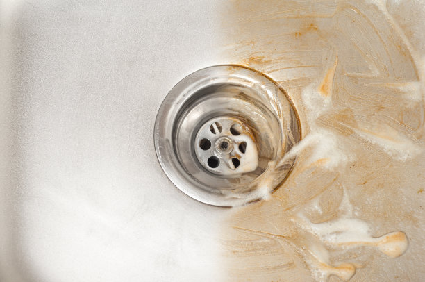 液体洗涤剂对肮脏的不锈钢厨房水槽的影响图片下载