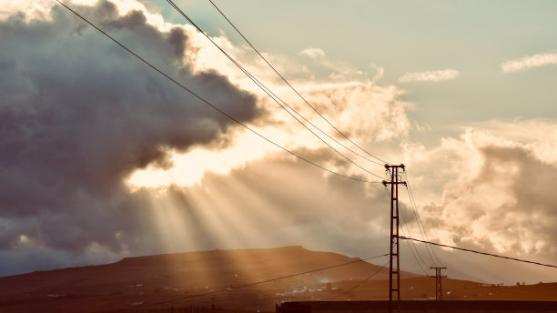 塞特尼尔山谷的阳光和一些电力塔图片下载