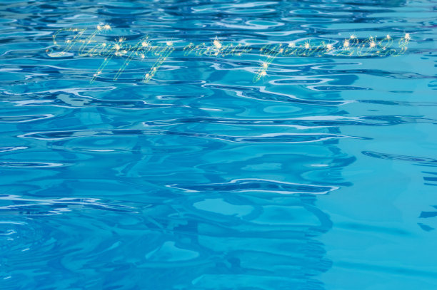 2023年新年快乐。闪闪发光的燃烧数字2023年在清澈的水池背景。图片下载