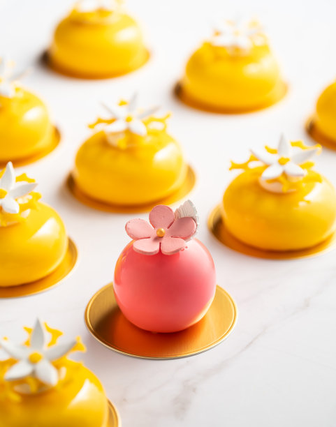 粉红色和黄色的小蛋糕图片下载