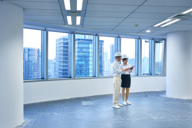 两个工程师在空房间里讨论图片下载