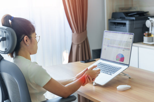 女性在工作场所长时间使用鼠标时手腕疼痛。De Quervain的腱鞘炎，人体工程学，腕管综合症或办公室综合症的概念图片下载