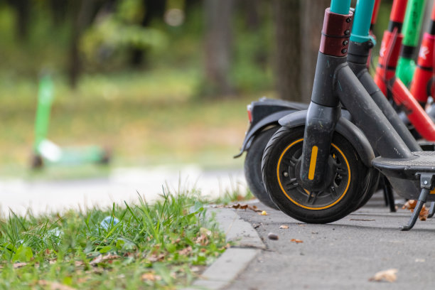 电动滑板车出租在城市街道上图片下载
