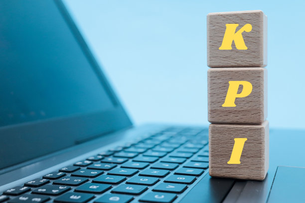 木制方块与字母kpi图片下载