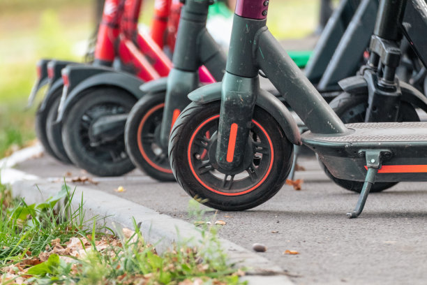 电动车租赁站在秋城图片下载