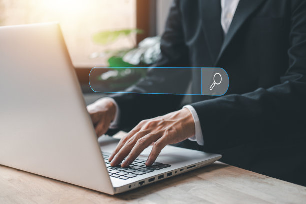 搜索引擎技术。商人用空白搜索条全息图触摸搜索数据信息与笔记本电脑(笔记本电脑)搜索信息数据在互联网上。图片下载