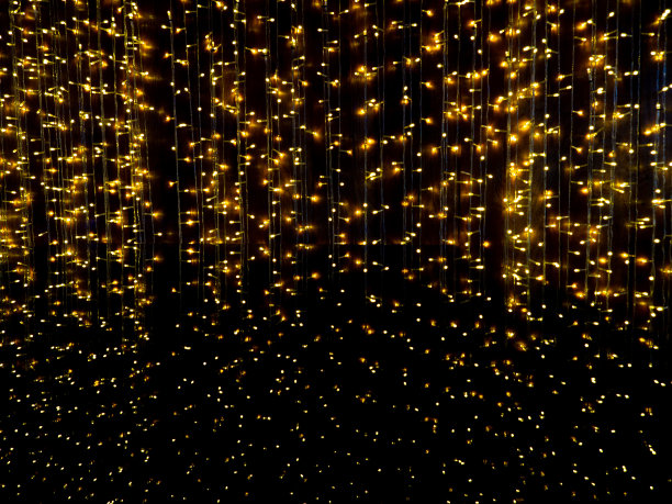 Led灯模糊背景。暗金色和黑色。散焦。图片下载