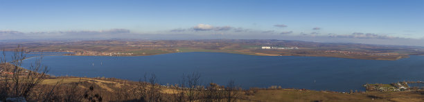 美丽秋日的Muov湖全景图。这张照片来自捷克共和国帕拉瓦少女城堡的废墟图片下载