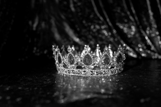 复古王冠与红色宝石，水晶。黑色和白色。图片下载