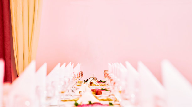 在咖啡馆，餐厅，宴会，自助餐桌上摆放的节日服务桌图片下载