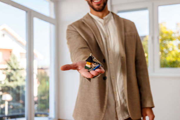 快乐的男人拿着他的新房子的钥匙图片下载