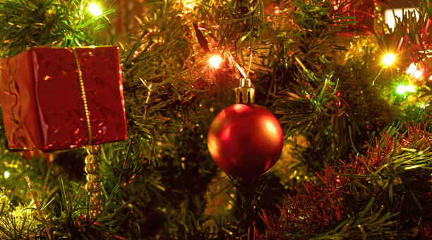 典型和传统的圣诞彩灯和圣诞树上的装饰品图片下载