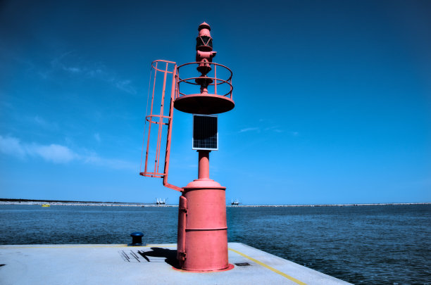 红色灯塔图片下载