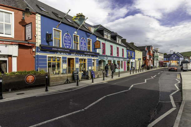 爱尔兰丁格尔半岛，丁格尔市中心一条色彩缤纷的街道。图片下载