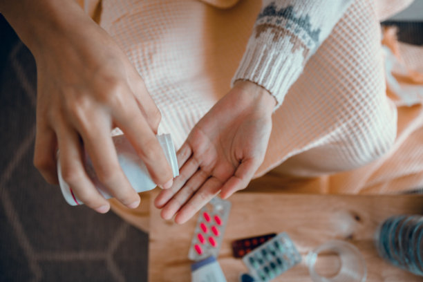 女人的手和吃药的手图片下载