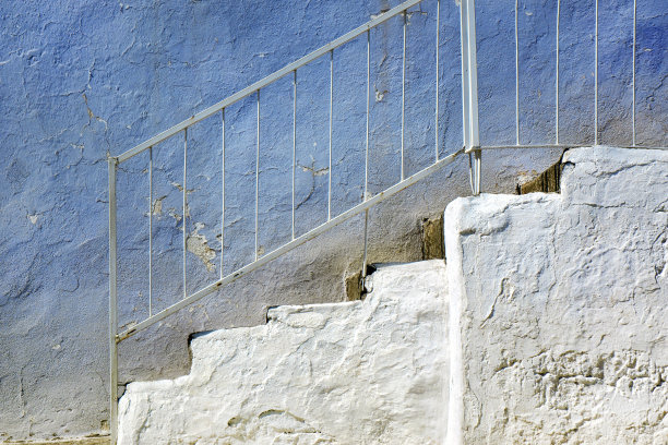 靠近旧建筑的楼梯图片下载