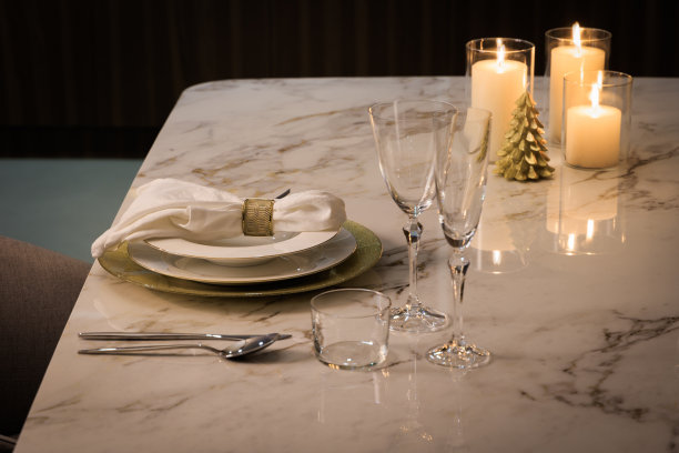 优雅的圣诞大理石餐桌图片下载