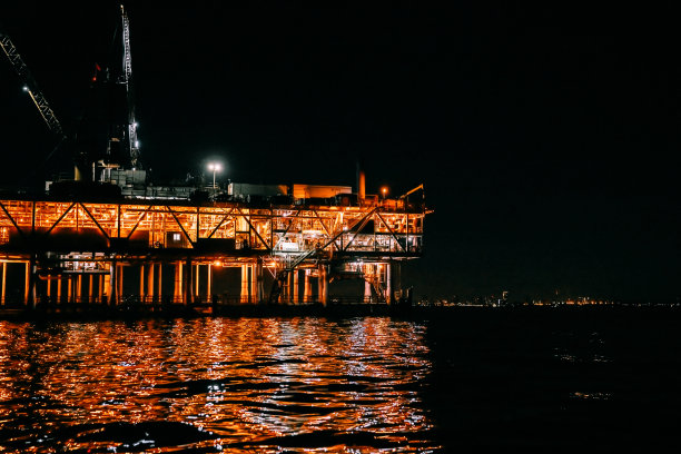 亨廷顿海滩黄昏时分的海上石油钻探图片下载