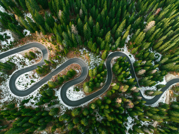 秋天，通过白云石蜿蜒道路的鸟瞰图图片下载