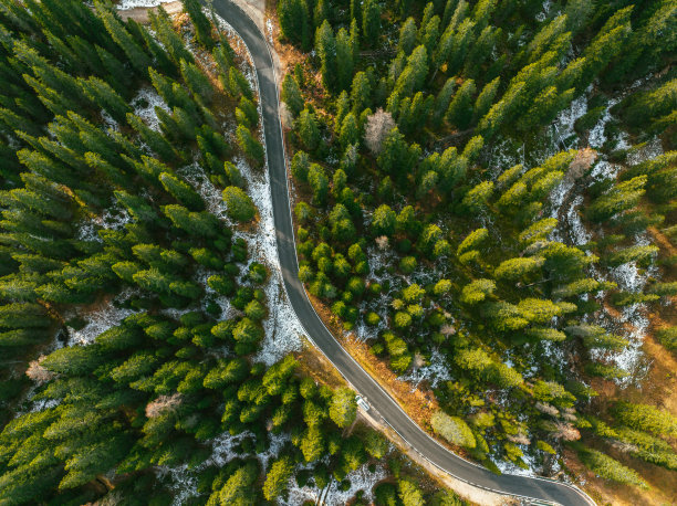秋天，通过白云石蜿蜒道路的鸟瞰图图片下载