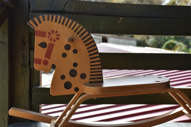 复古儿童玩具摇摆马木制设置户外。儿童木制摇椅。图片下载