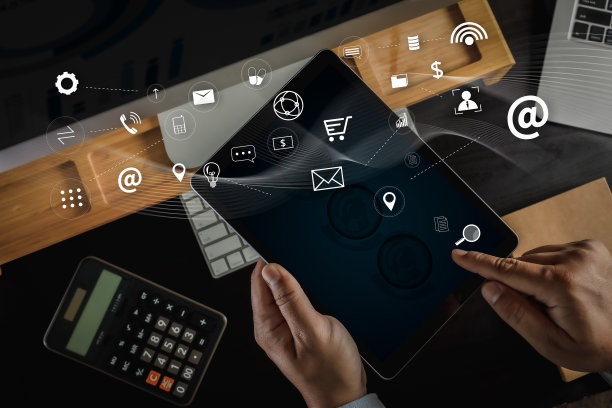 商人从事智能城市和IoT(物联网)技术的互联网网络空间商务图片下载