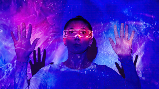 戴着漂亮眼镜的年轻女人图片下载