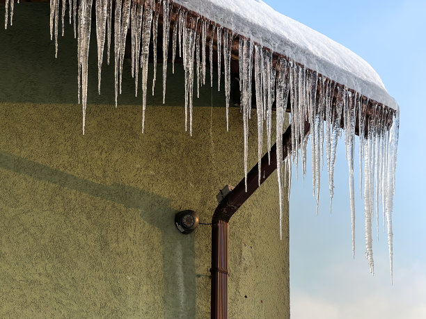 茅草屋顶上挂着冰柱图片下载