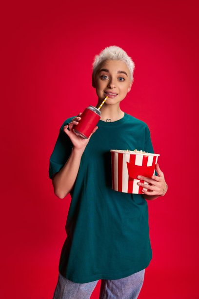 年轻的时尚女子的肖像短发摆姿势孤立的红色背景。电影时间图片下载