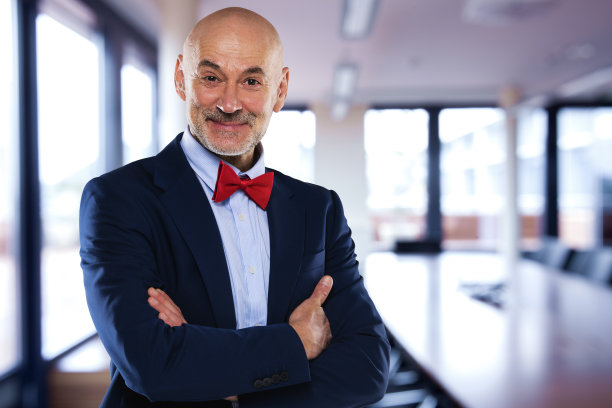 一个在现代办公室工作的自信成熟的商人的肖像图片下载