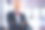 一个在现代办公室工作的自信成熟的商人的肖像图片下载