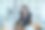 一名年轻的亚洲女性在凌晨使用电脑和办公桌上的财务文件时露出笑容的肖像图片下载