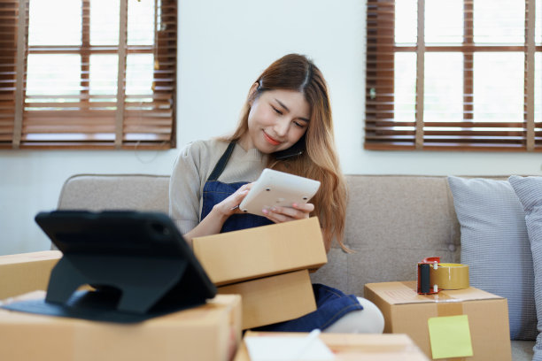 创业创业的独立亚洲妇女微笑着用电脑笔记本电脑与愉快的成功网上营销包装盒项目和中小企业交付的概念图片下载