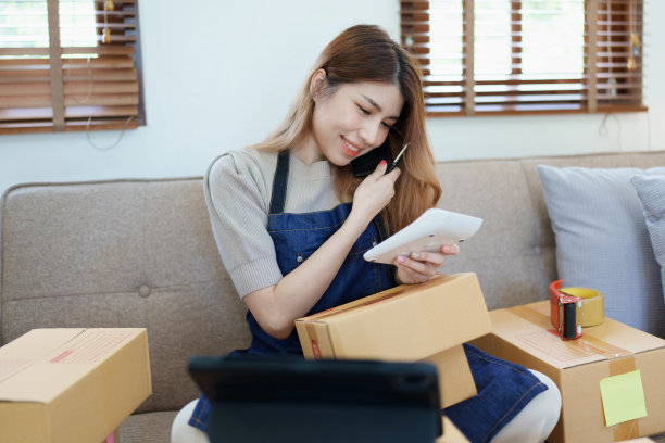 创业创业的独立亚洲妇女微笑着用电脑笔记本电脑与愉快的成功网上营销包装盒项目和中小企业交付的概念图片下载