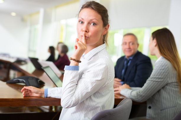 中年白金发女商人要求沉默图片下载