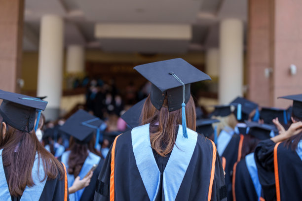 概念教育祝贺暨毕业典礼。在大学毕业典礼上祝贺毕业生，在大学毕业典礼上背黑帽子成功毕业，图片下载