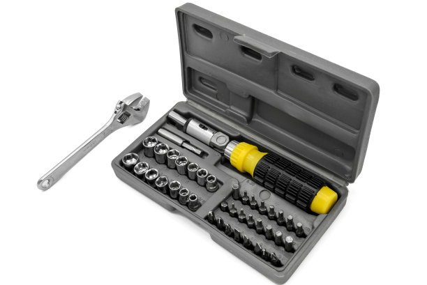 一套装在箱子里的小工具，包括一个带可拆卸钻头的螺丝刀和一个棘轮扳手图片下载