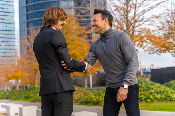 中年白人商人兼高管，
握手，工作环境好图片下载