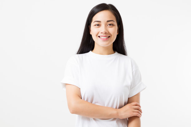 年轻的亚洲女孩被隔离在白色背景上。副本的空间。模拟。夏季女子服装空白模板白t恤。图片下载