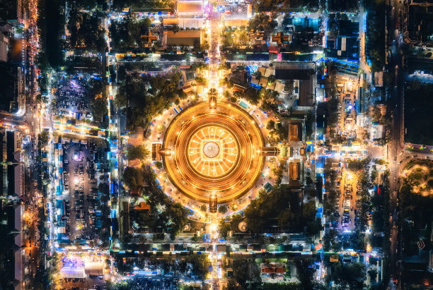 在那空佛图市中心的环形道路上，雄伟的佛图寺金塔在节日的灯光中闪闪发光图片下载