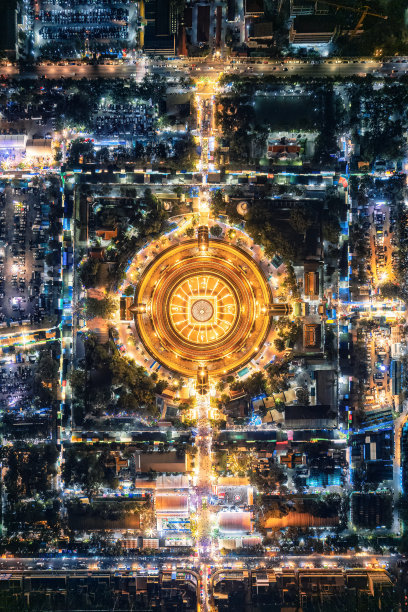 在那空佛图市中心的环形道路上，雄伟的佛图寺金塔在节日的灯光中闪闪发光图片下载