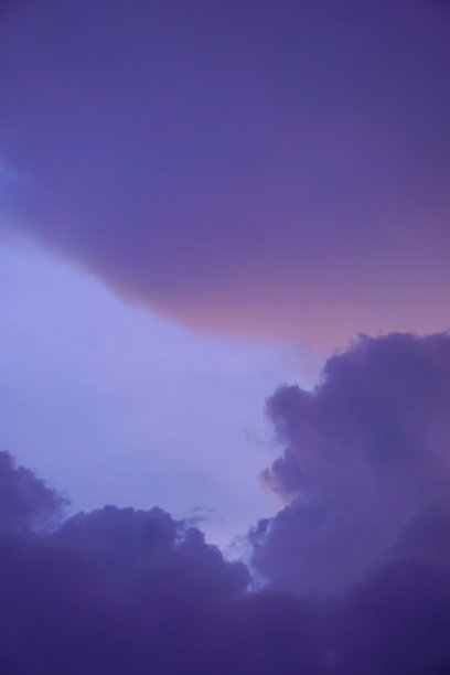 傍晚的天空是紫色的图片下载