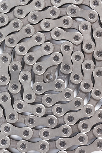 特写的新清洁油扭曲圈自行车链图像纹理隔离在白色背景。图片下载