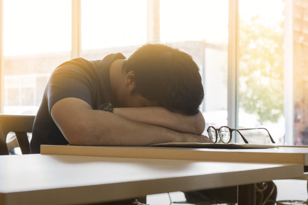 疲惫的人图片下载