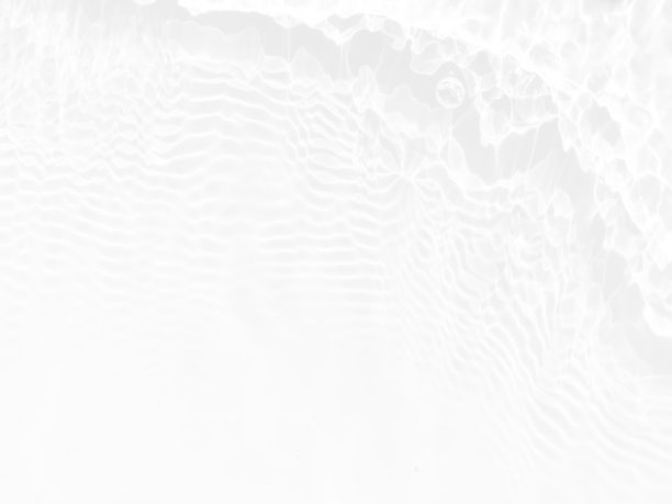 离焦模糊透明白色清晰平静的水面纹理与飞溅和气泡。潮流抽象的自然背景。水波在阳光下复制空间。白水闪耀图片下载