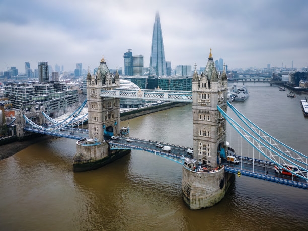 雪覆盖的伦敦塔桥鸟瞰图图片下载