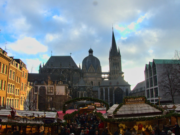 亚琛，2022年12月:在节日期间参观美丽的德国亚琛图片下载