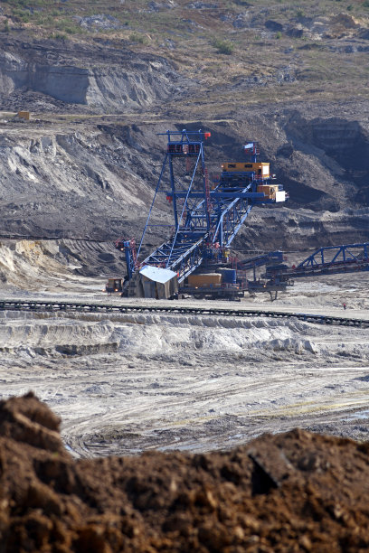 露天矿挖掘过程中的斗轮挖掘机。露天矿上的巨大挖掘机。图片下载