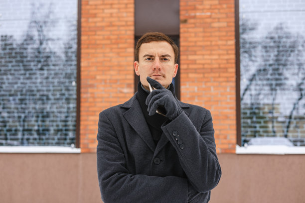 自信的男性企业家在冬季城市的电话图片下载