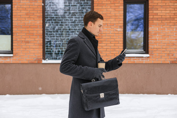 男经理带着随员在城里浏览智能手机图片下载